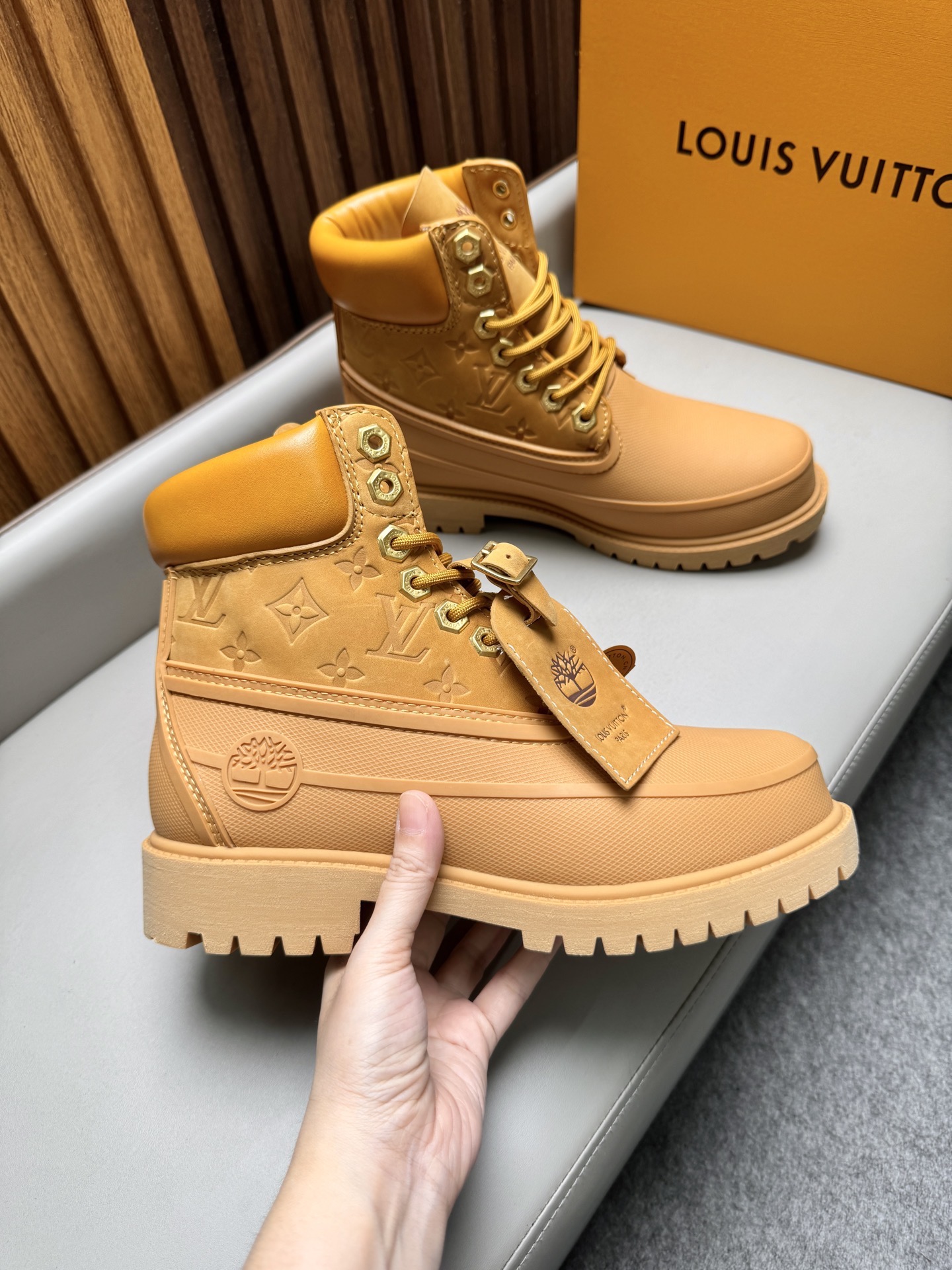 Ботинки мужские Louis Vuitton LV Remix Combat Boot песочного цвета