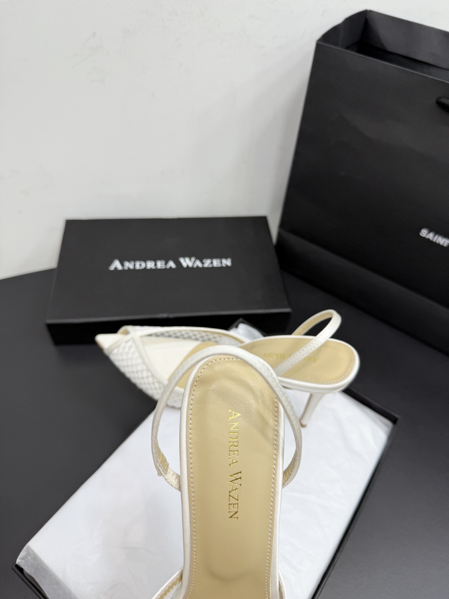 Туфли женские в стиле Andrea Wazen молочного цвета