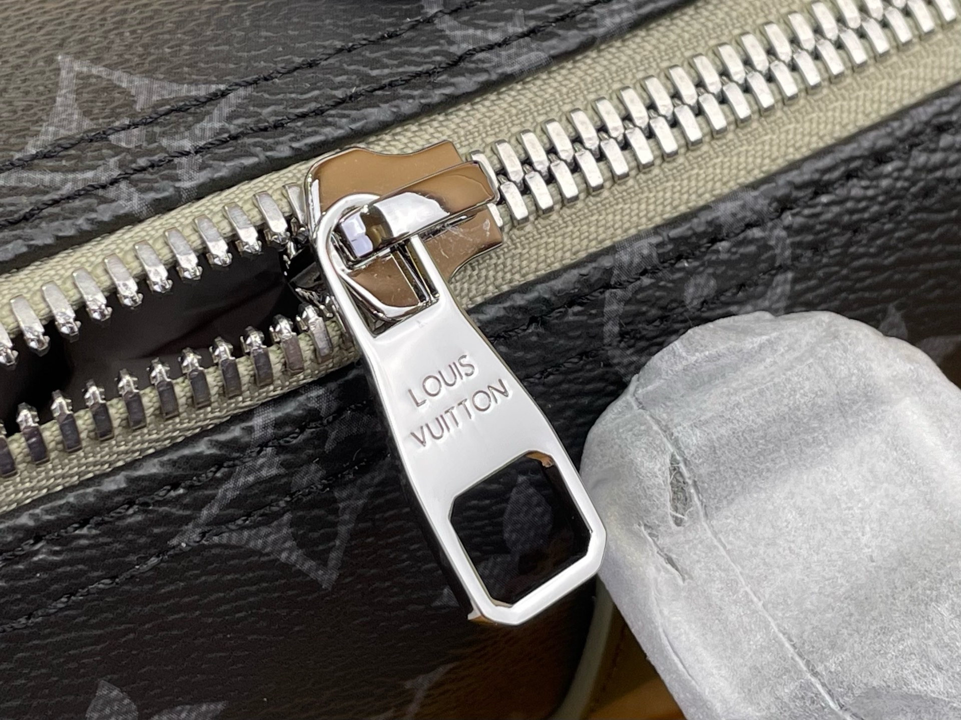 Сумка мужская Louis Vuitton Keepall Bandoulière 25 чёрно-зелёного цвета