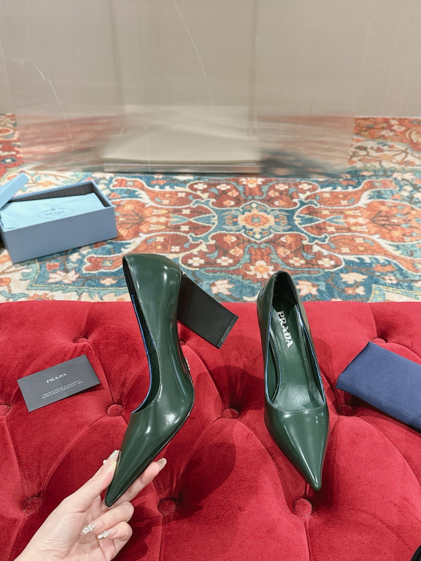 Туфли женские Prada на высоком устойчивом каблуке зелёного цвета