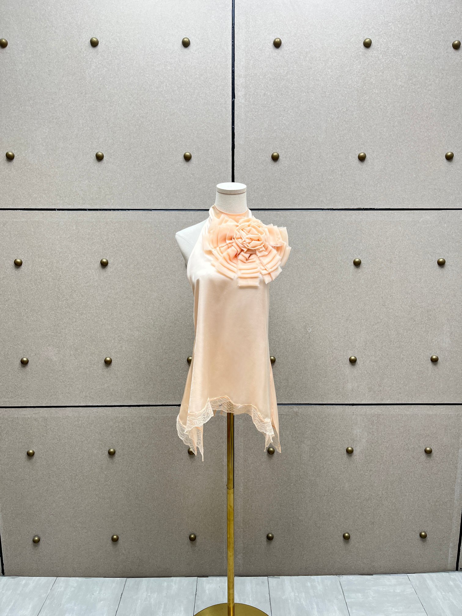 Комплект женский из вискозного текстиля персикового цвета: топ с декоративным цветком и юбка миди с кружевной отделкой