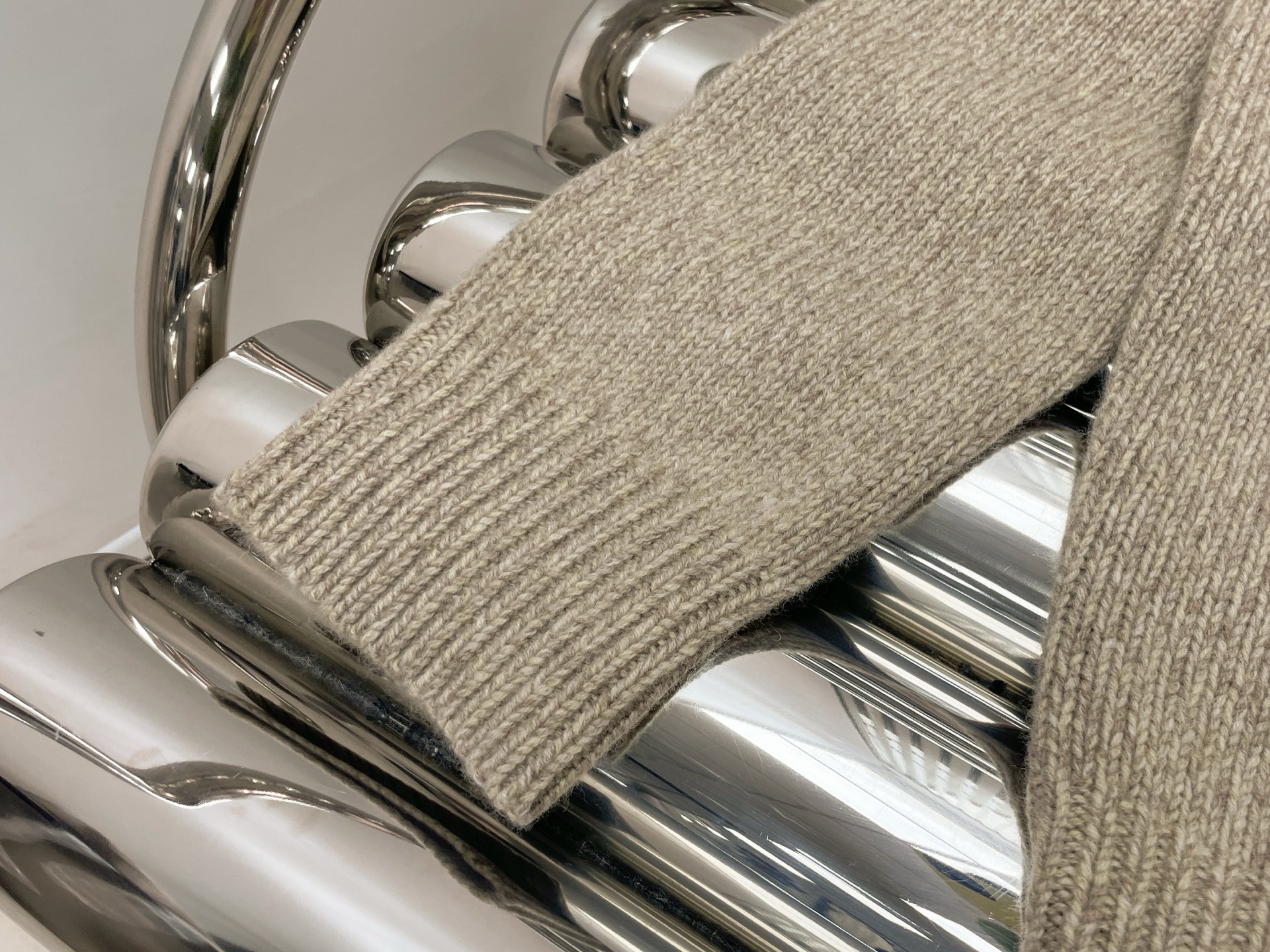 Свитер женский в стиле The Row из шерсти и кашемира бежевого цвета