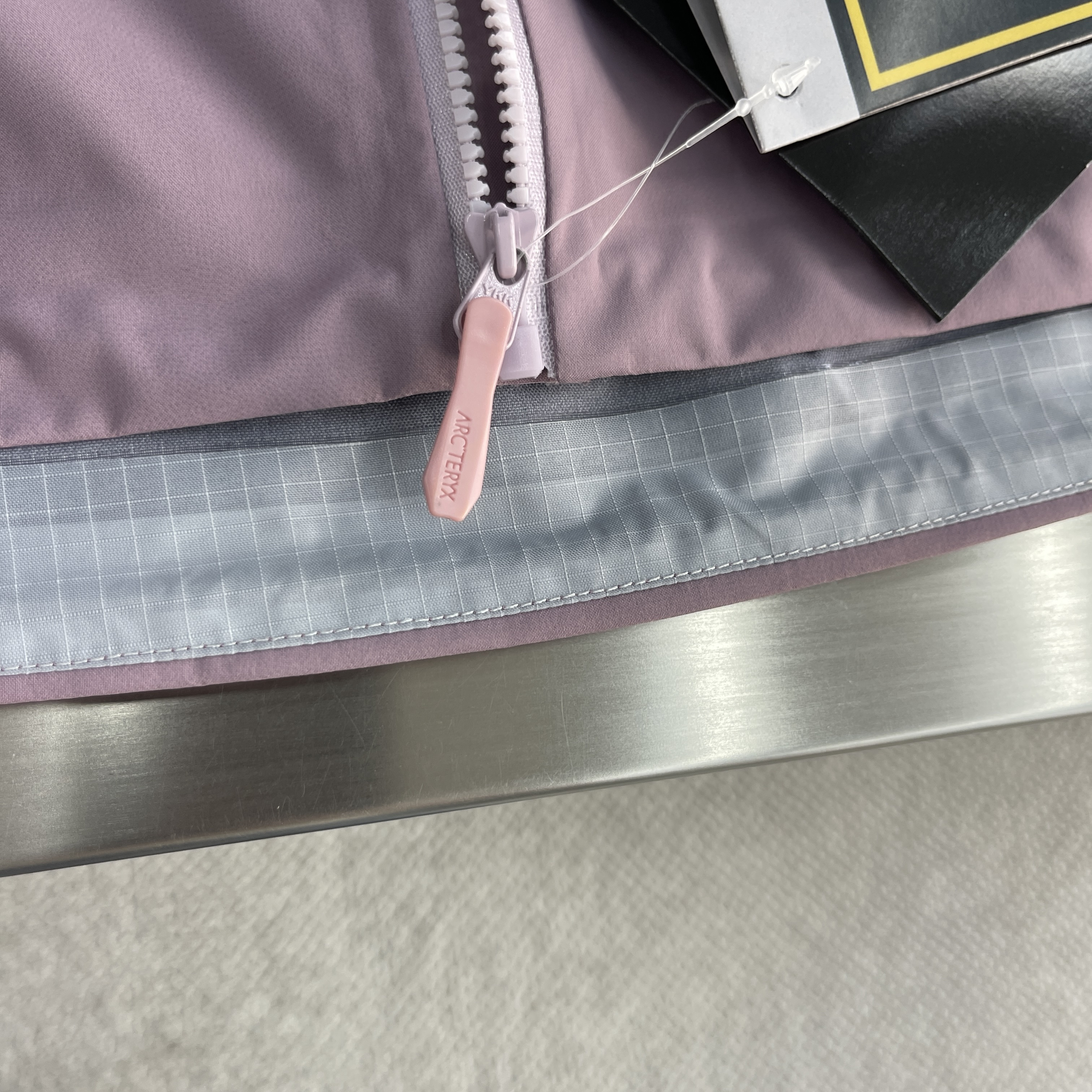 Куртка унисекс в стиле Arc'teryx Beta SL и с капюшоном пудрово-розового цвета