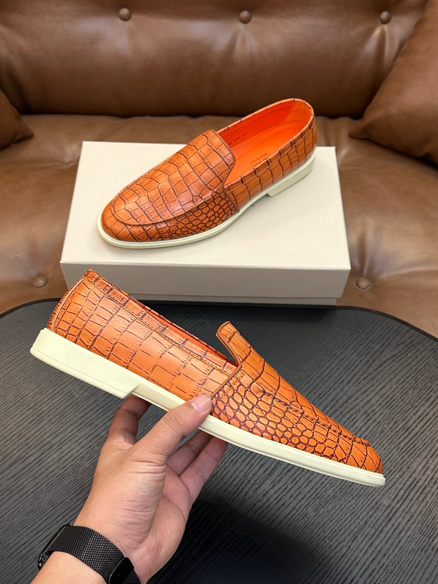 Лоферы мужские в стиле Santoni с фактурным тиснением оранжевого цвета