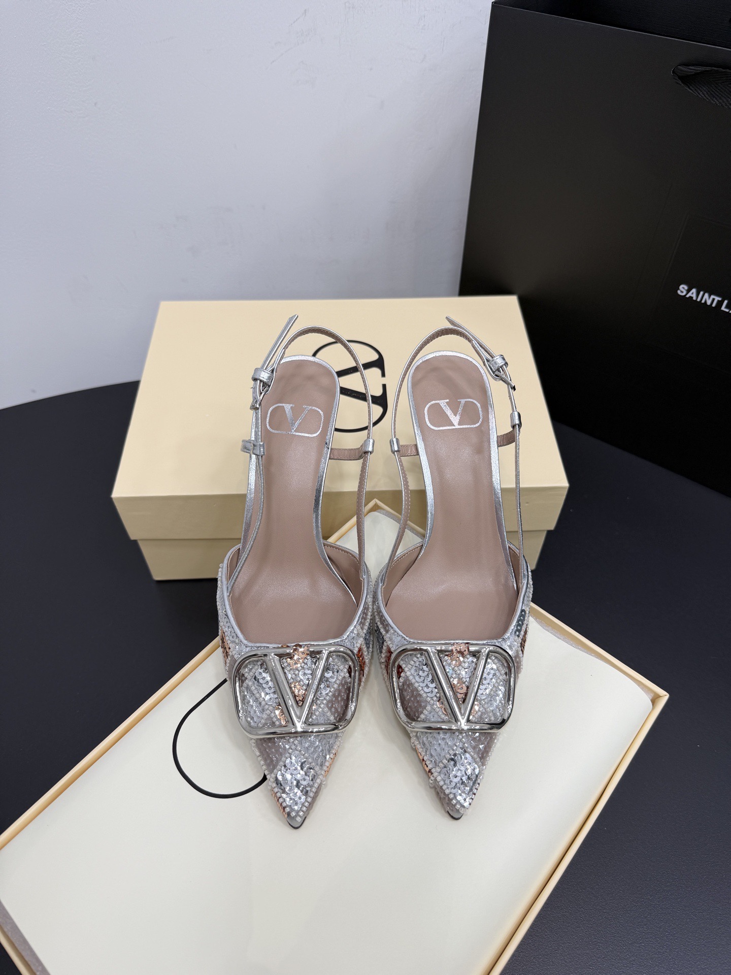 Туфли женские в стиле Valentino VLogo из текстиля с декором из камней и натуральной кожи серебристого цвета