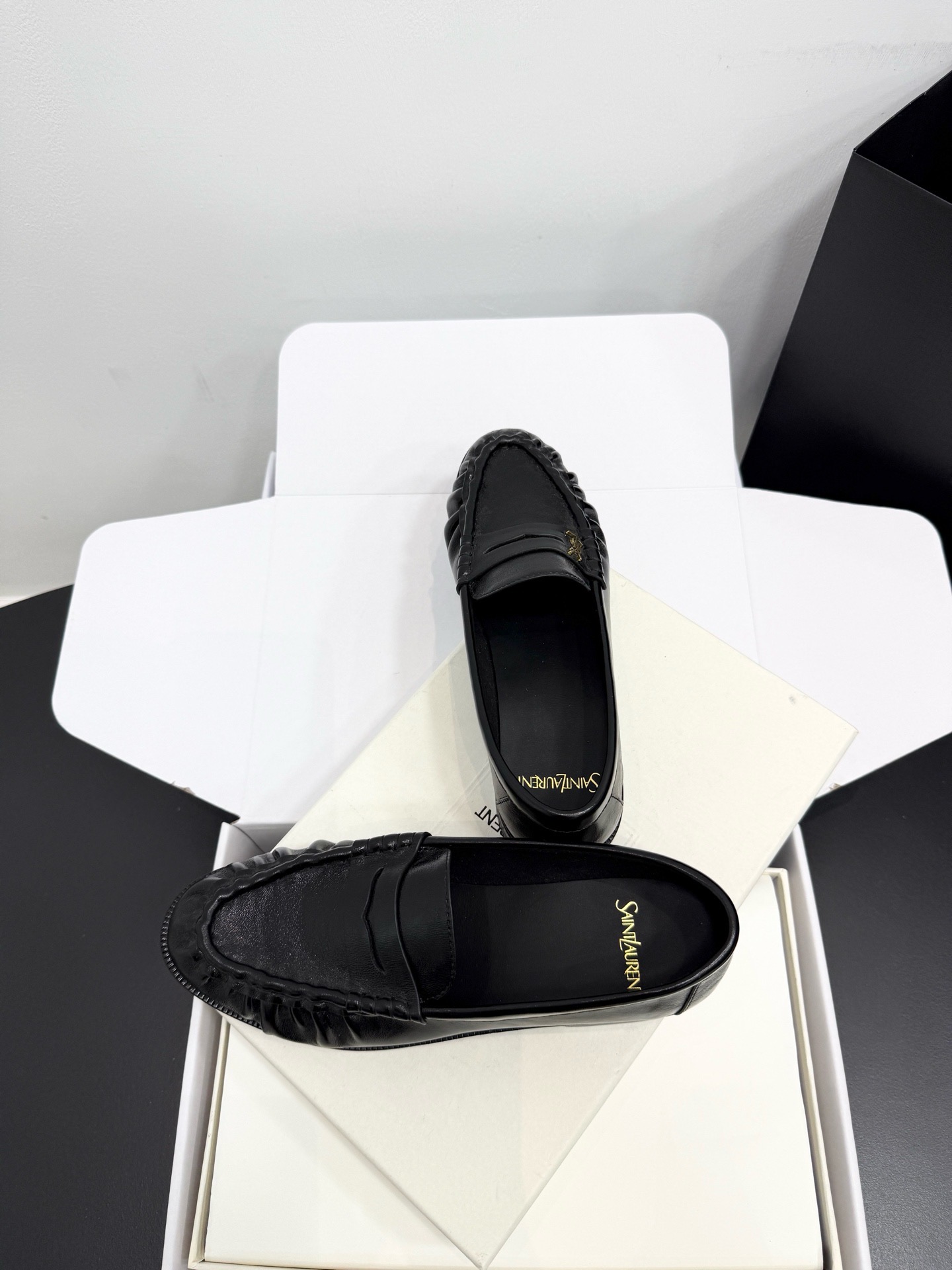 Лоферы женские в стиле Saint Laurent Le Loafer черного цвета