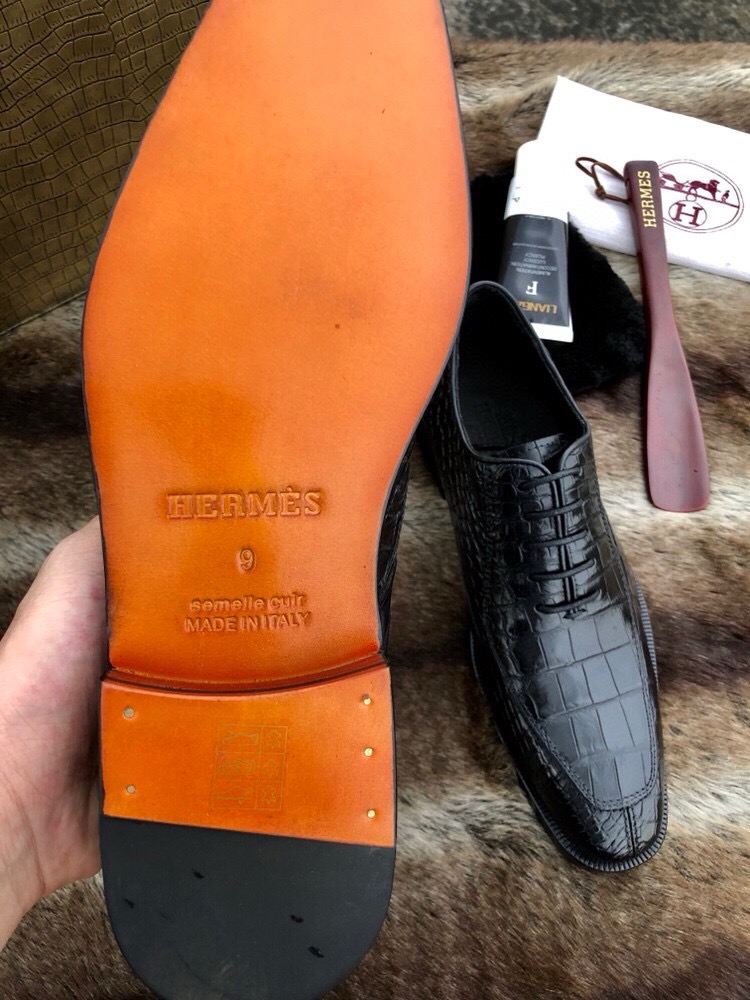 Туфли мужские Hermès из кожи крокодила коричневого цвета