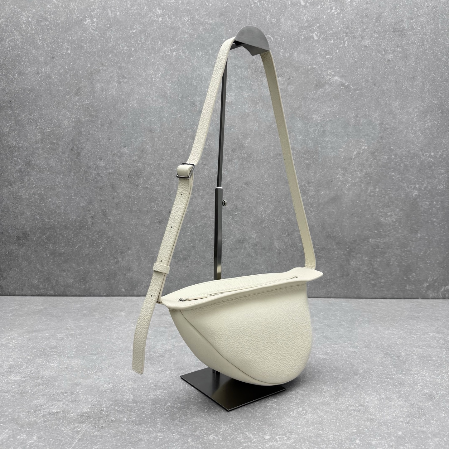 Сумка женская в стиле The Row Banana Bag из натуральной кожи белого цвета