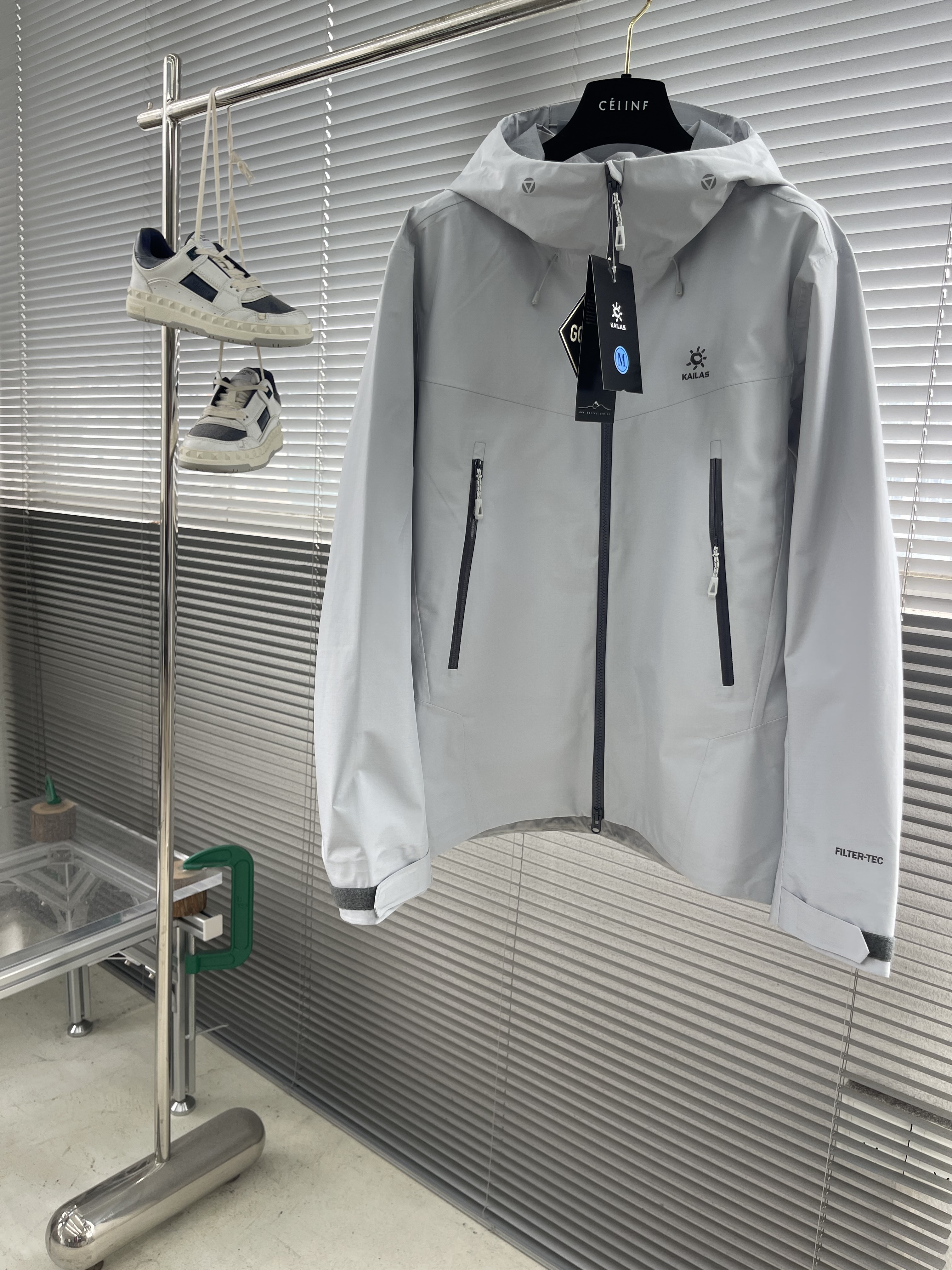 Куртка мужская Kailas softshell с капюшоном светло-серого цвета водо- и ветрозащитная