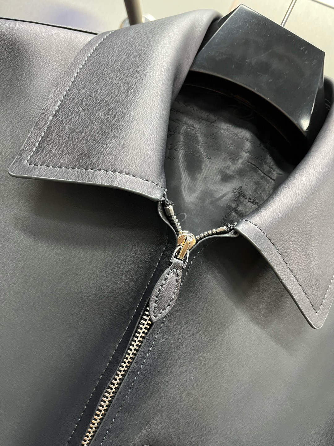 Куртка мужская Berluti серого цвета с отложным воротником