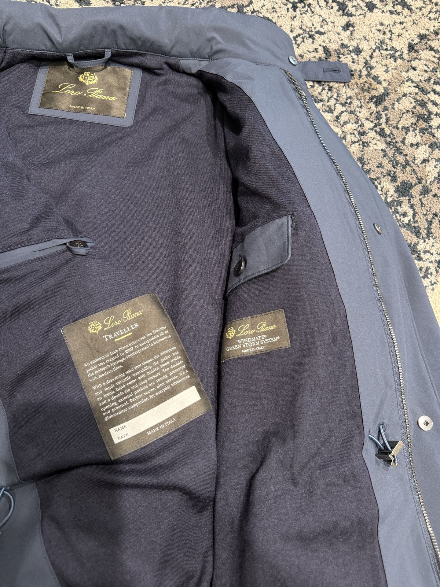 Куртка мужская в стиле Loro Piana Traveller Windmate® из технологичной ткани синего цвета с капюшоном