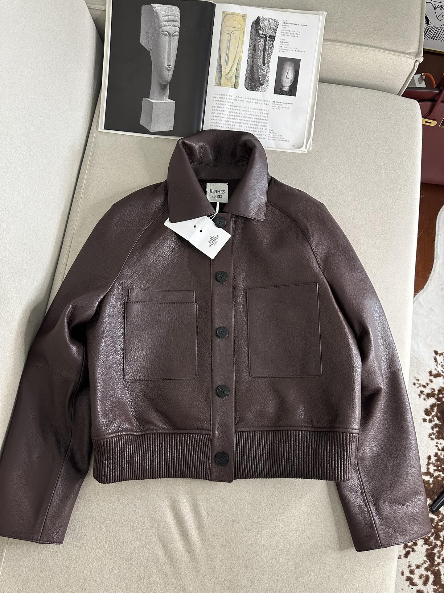 Куртка женская в стиле Hermès коричневого цвета укороченная из натуральной кожи с накладными карманами