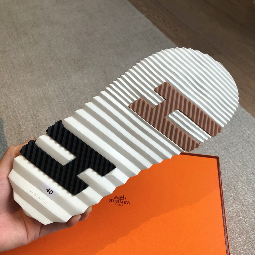 Шлёпанцы Hermès Eclair пудрово-розового цвета с перекрёстными ремешками