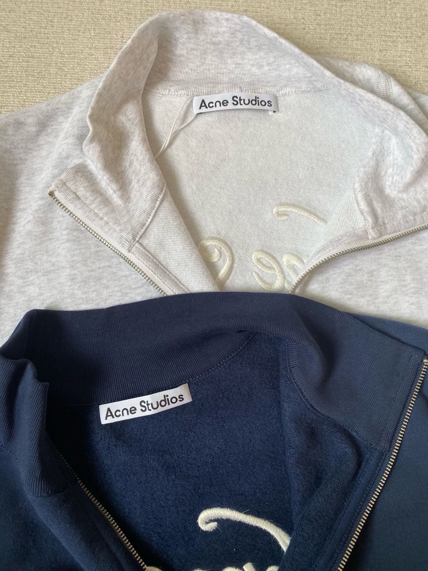 Свитшот женский на молнии в стиле Acne Studios с вышивкой 10 000 стежков из хлопка в тёмно-синем/сером цвете