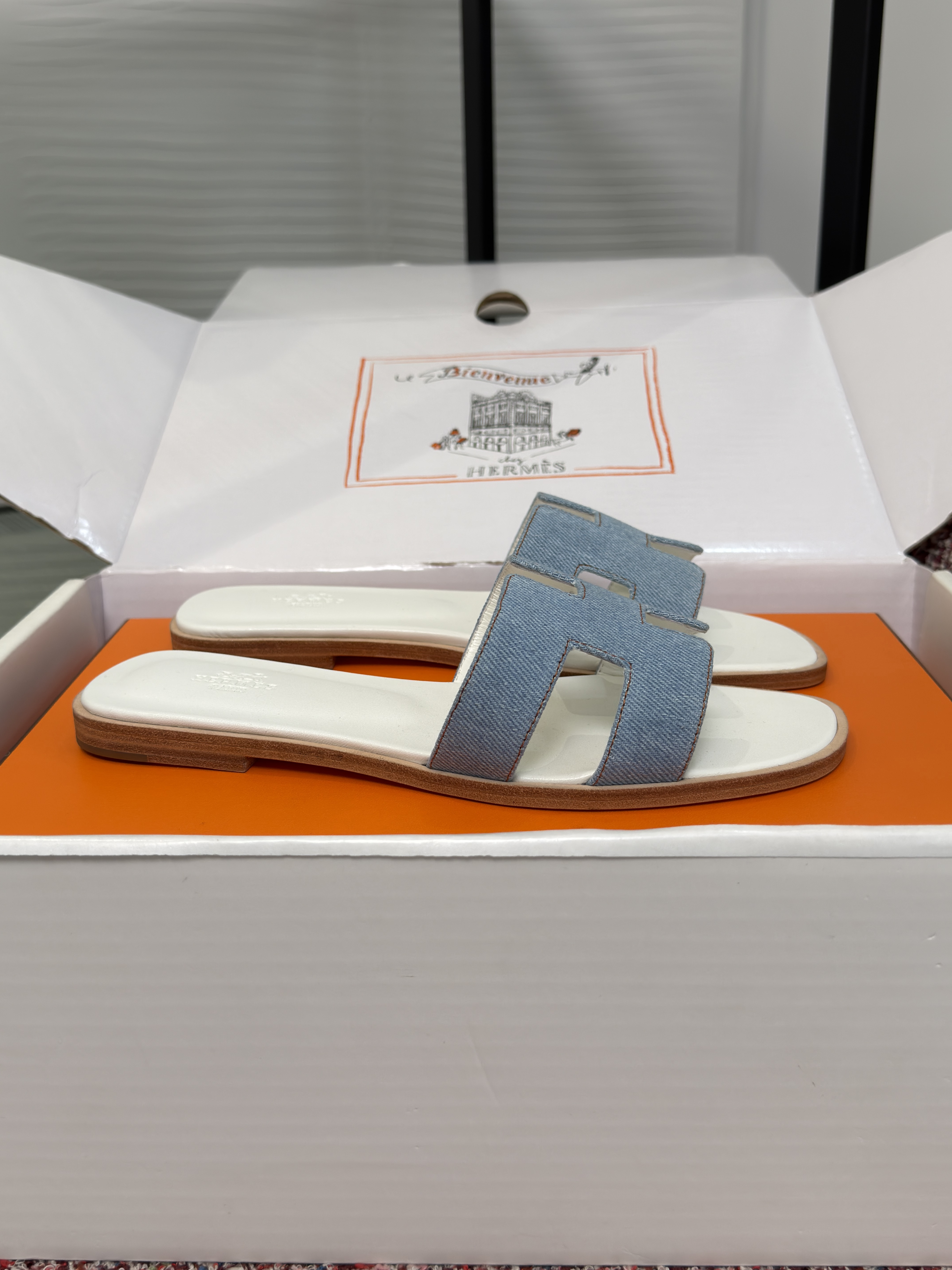 Шлёпанцы женские Hermès Oran голубого и белого цвета на каблуке