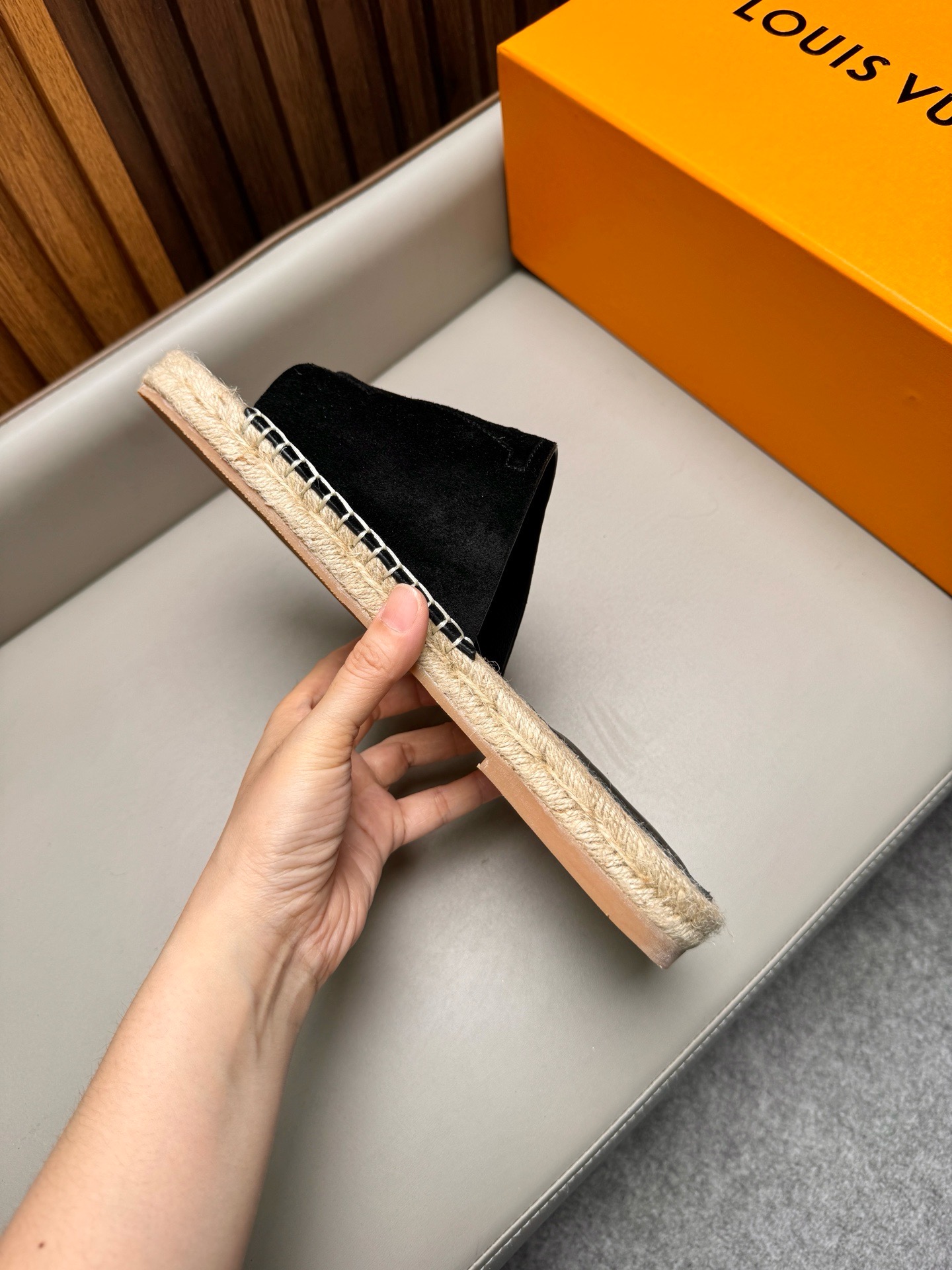 Шлёпанцы мужские Louis Vuitton из натуральной замши черного цвета