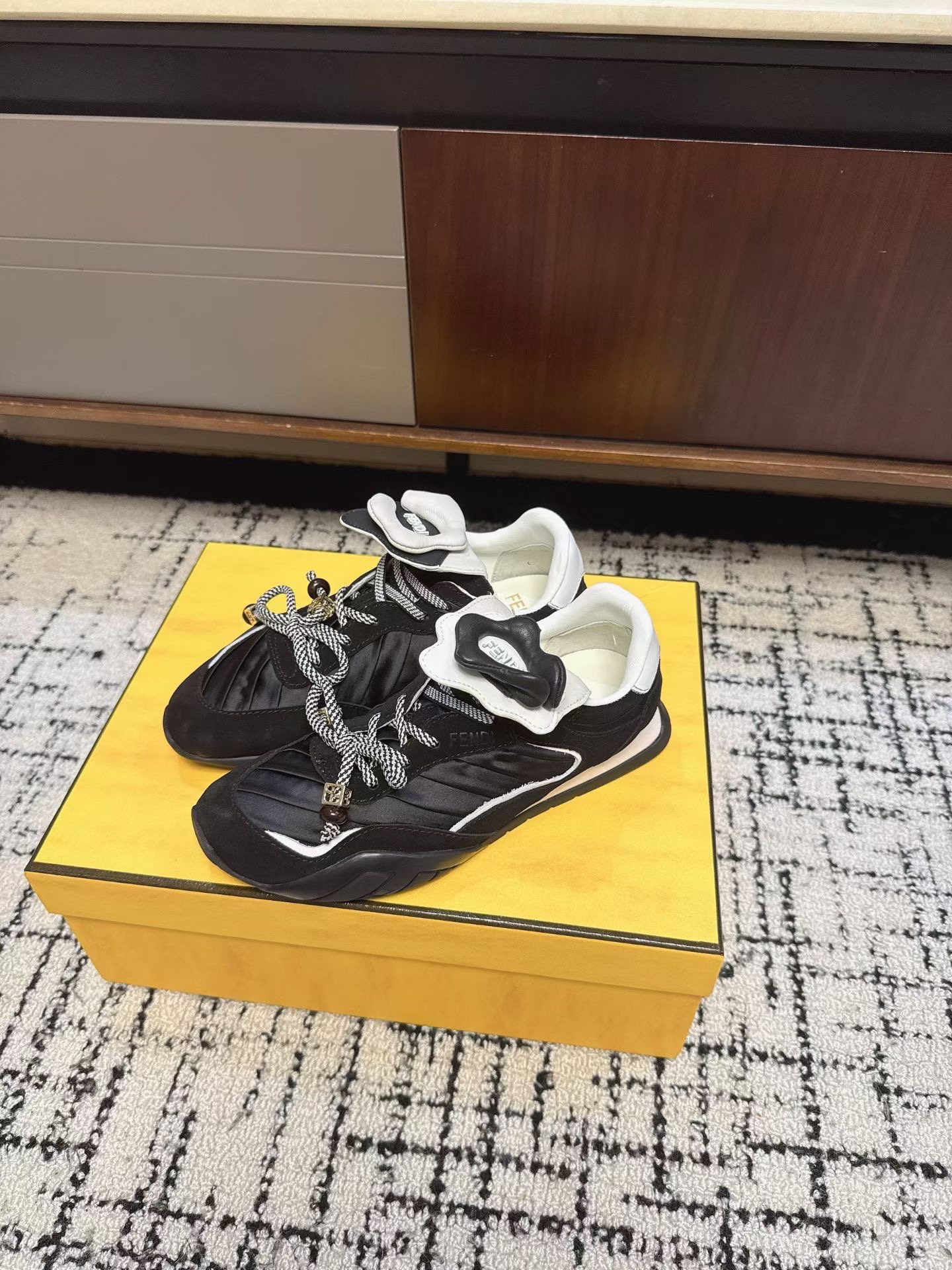 Кроссовки женские в стиле Fendi Delfina чёрного цвета