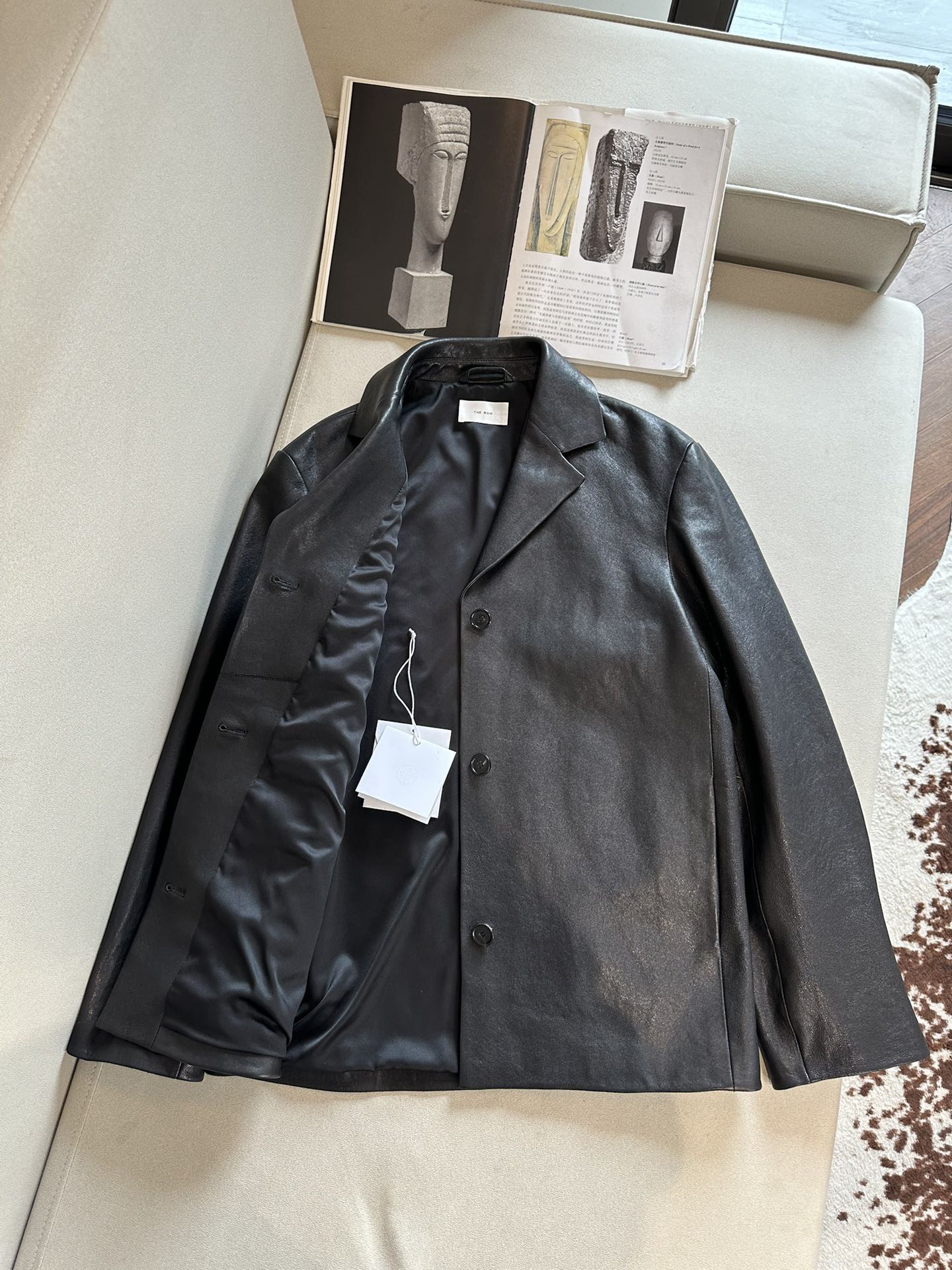 Куртка женская в стиле The Row из натуральной кожи чёрного цвета с минималистичным кроем