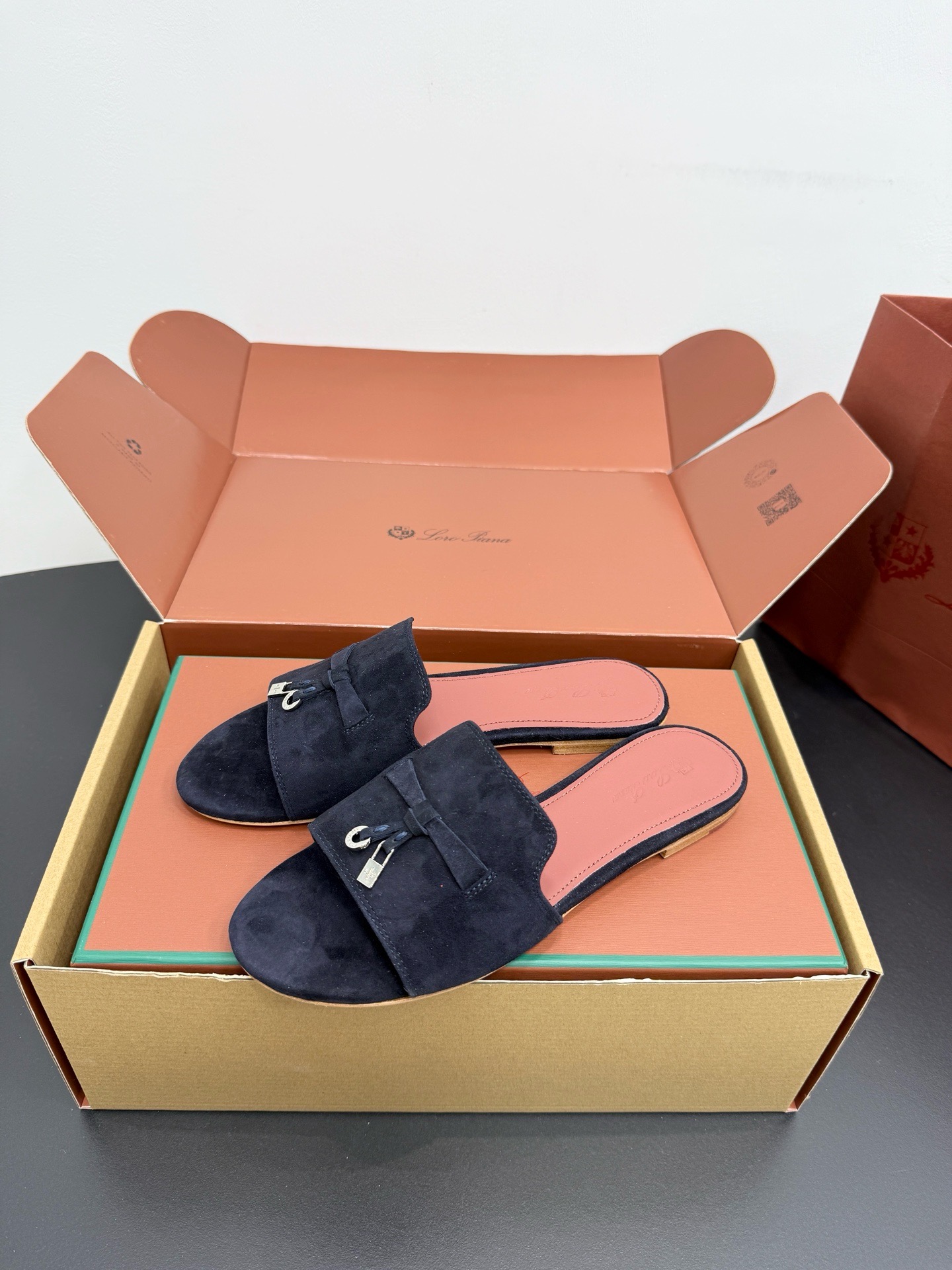 Шлепанцы женские в стиле Loro Piana My Charms темно-синего цвета