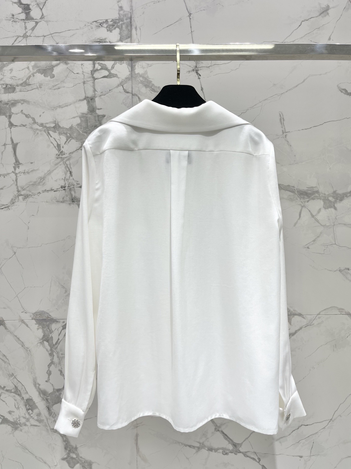 Блуза женская в стиле Chanel молочного цвета с V-образным вырезом