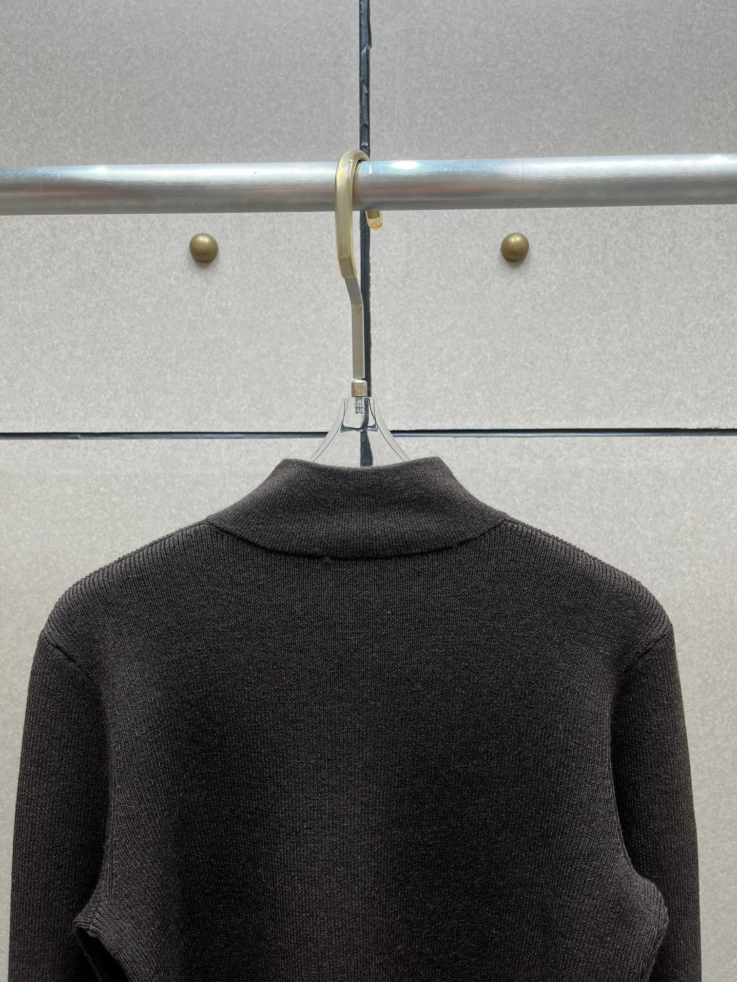 Кофта женская на молнии в стиле Magda Butrym из шерстяного трикотажа  чёрного цвета с металлической фурнитурой