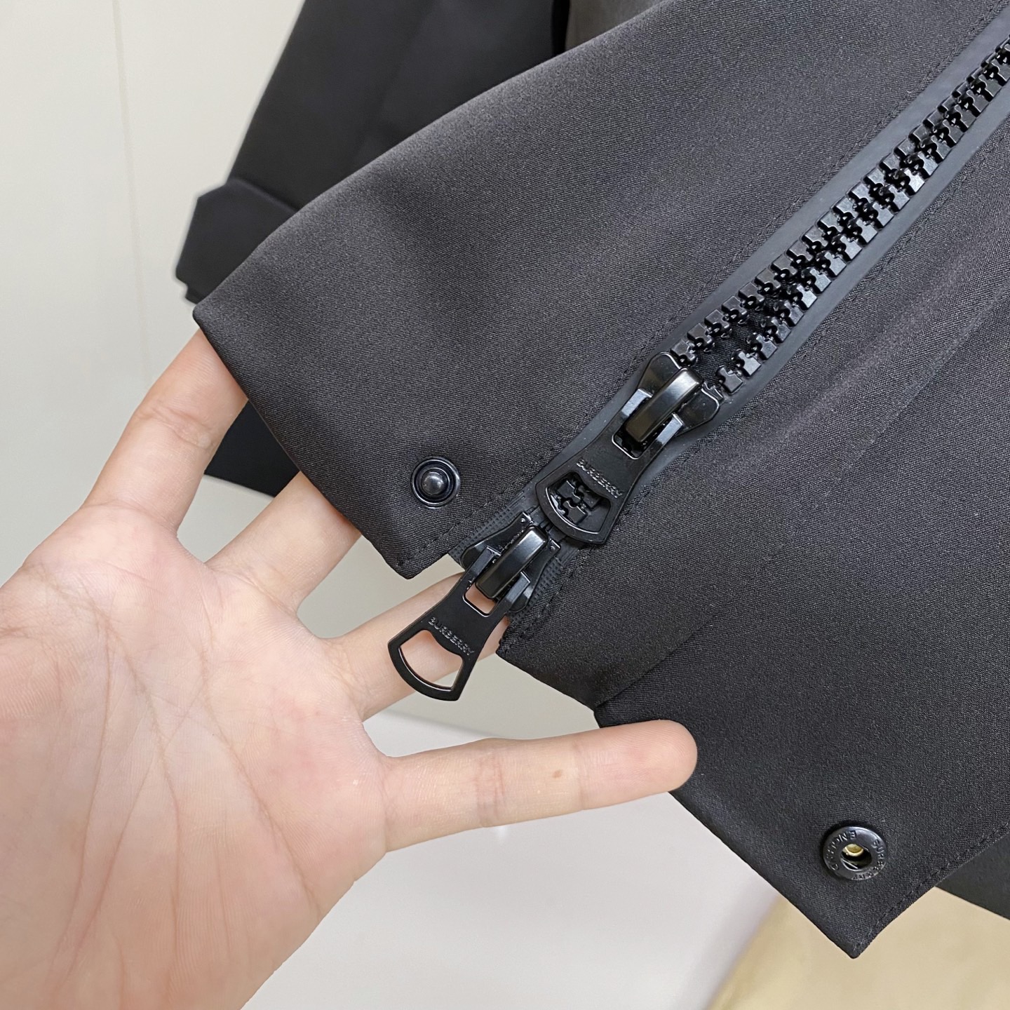 Куртка пуховая мужская Burberry чёрного цвета с натуральным пухом и снегозащитной юбкой