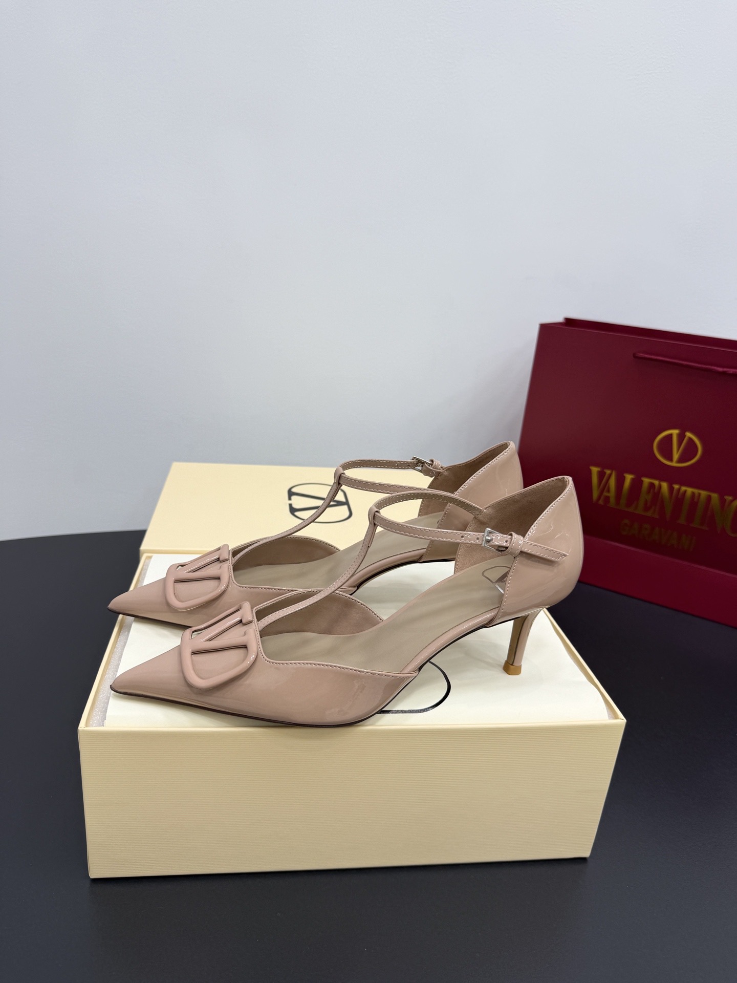 Туфли женские в стиле Valentino VLogo из лаковой натуральной кожи бежевого цвета