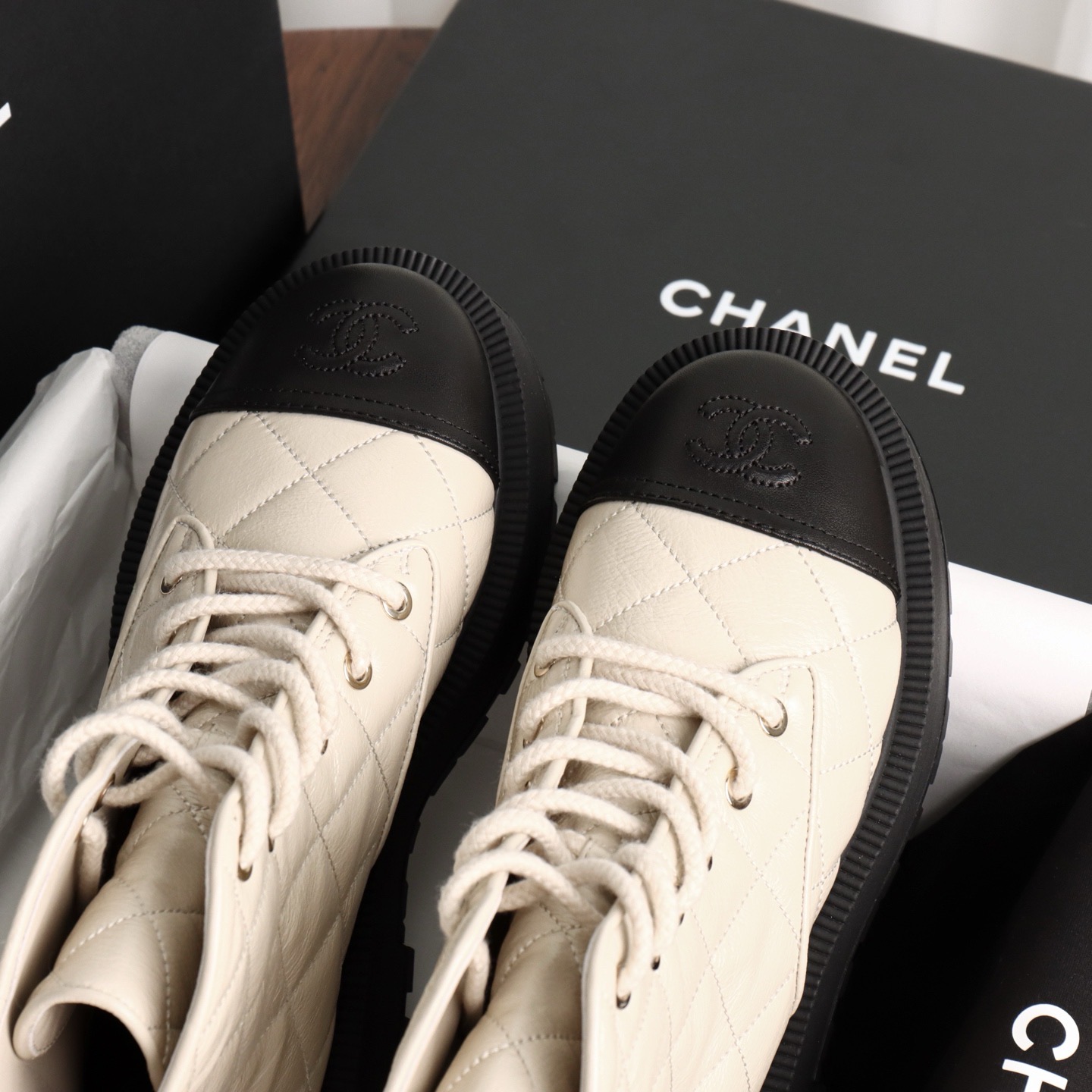 Ботинки женские Chanel молочно-чёрного цвета