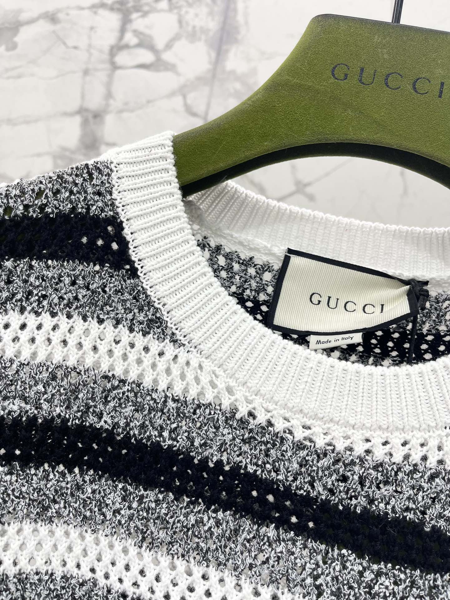 Джемпер женский в стиле Gucci из хлопкового трикотажа в полоску бело-синего цвета