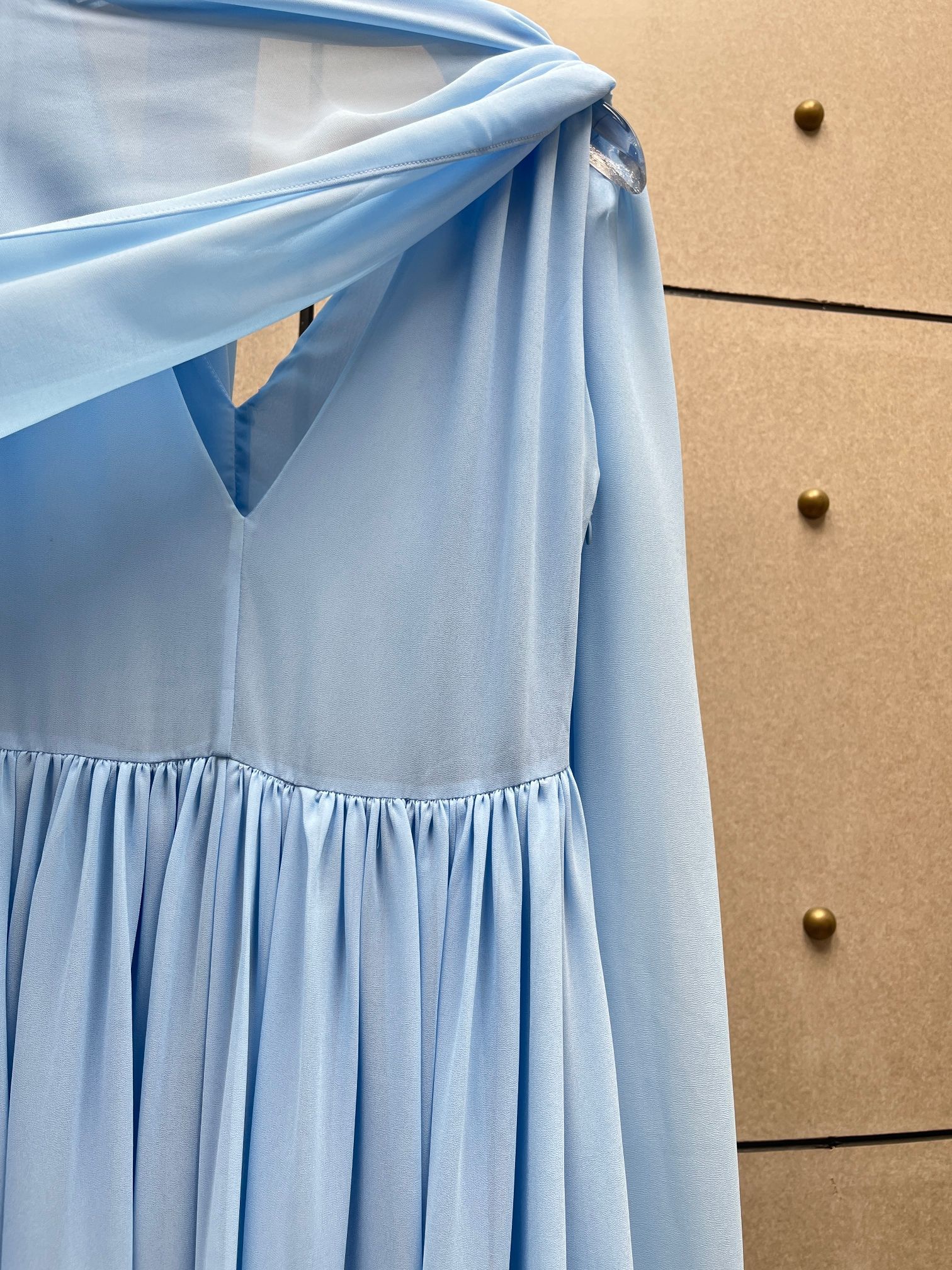 Платье женское в стиле Jacquemus из струящейся ткани голубого цвета с драпировкой и открытой спиной