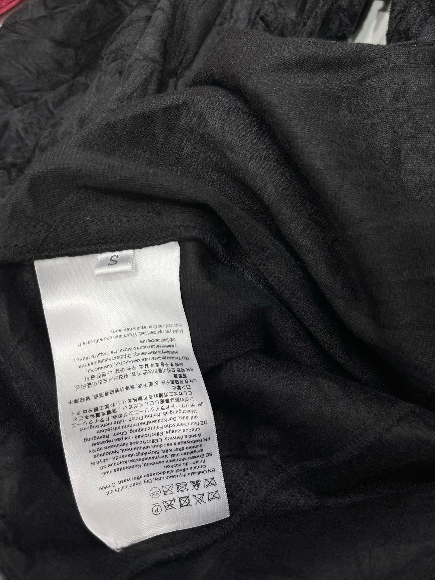 Брюки-карго женские бархатные в стиле Acne Studios с декоративными молниями и накладными карманами, чёрного цвета 