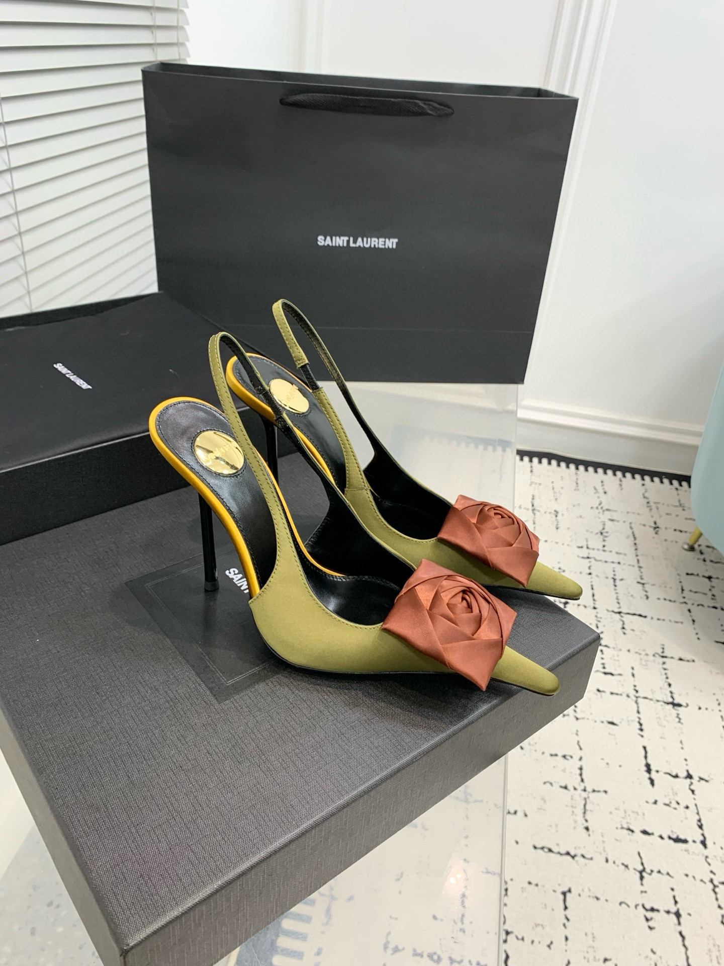 Туфли женские Saint Laurent с цветком slingback оливкового цвета с терракотовым декором