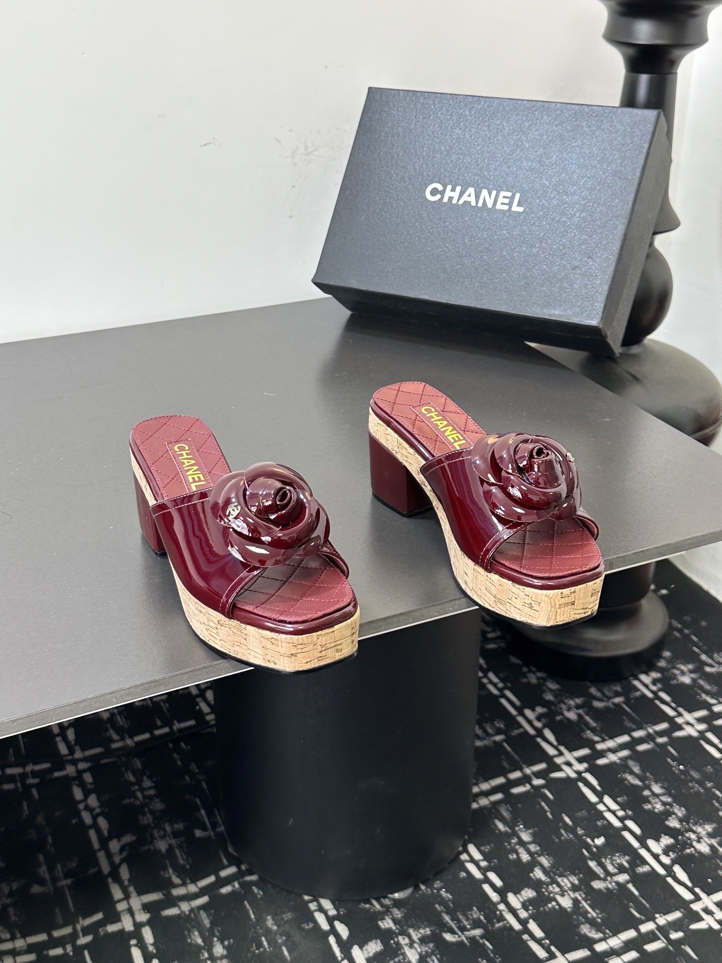 Мюли женские в стиле Chanel с цветком камелии бордового цвета