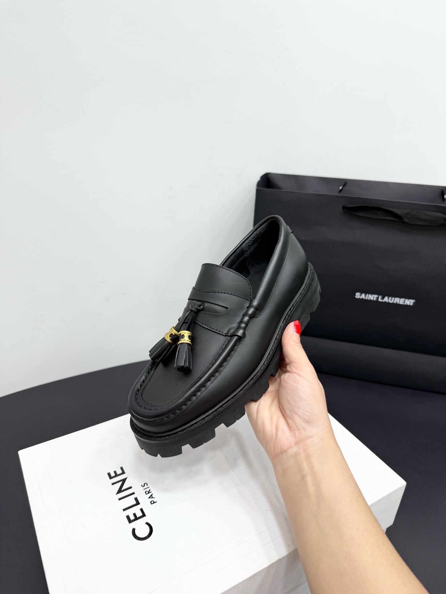 Лоферы женские в стиле Celine Triomphe с кисточками из натуральной кожи черного цвета