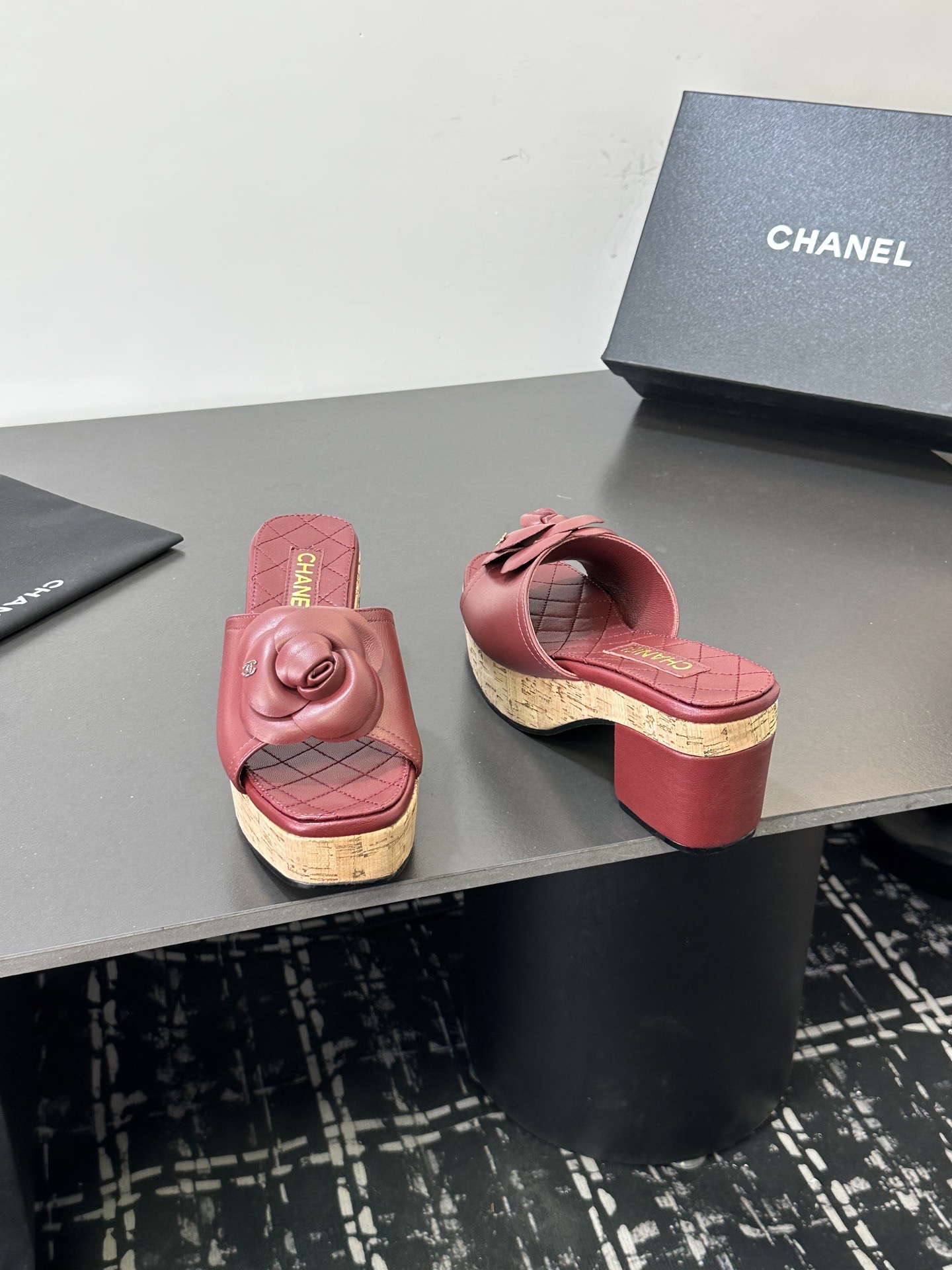 Мюли женские в стиле Chanel с цветком камелии бордового цвета