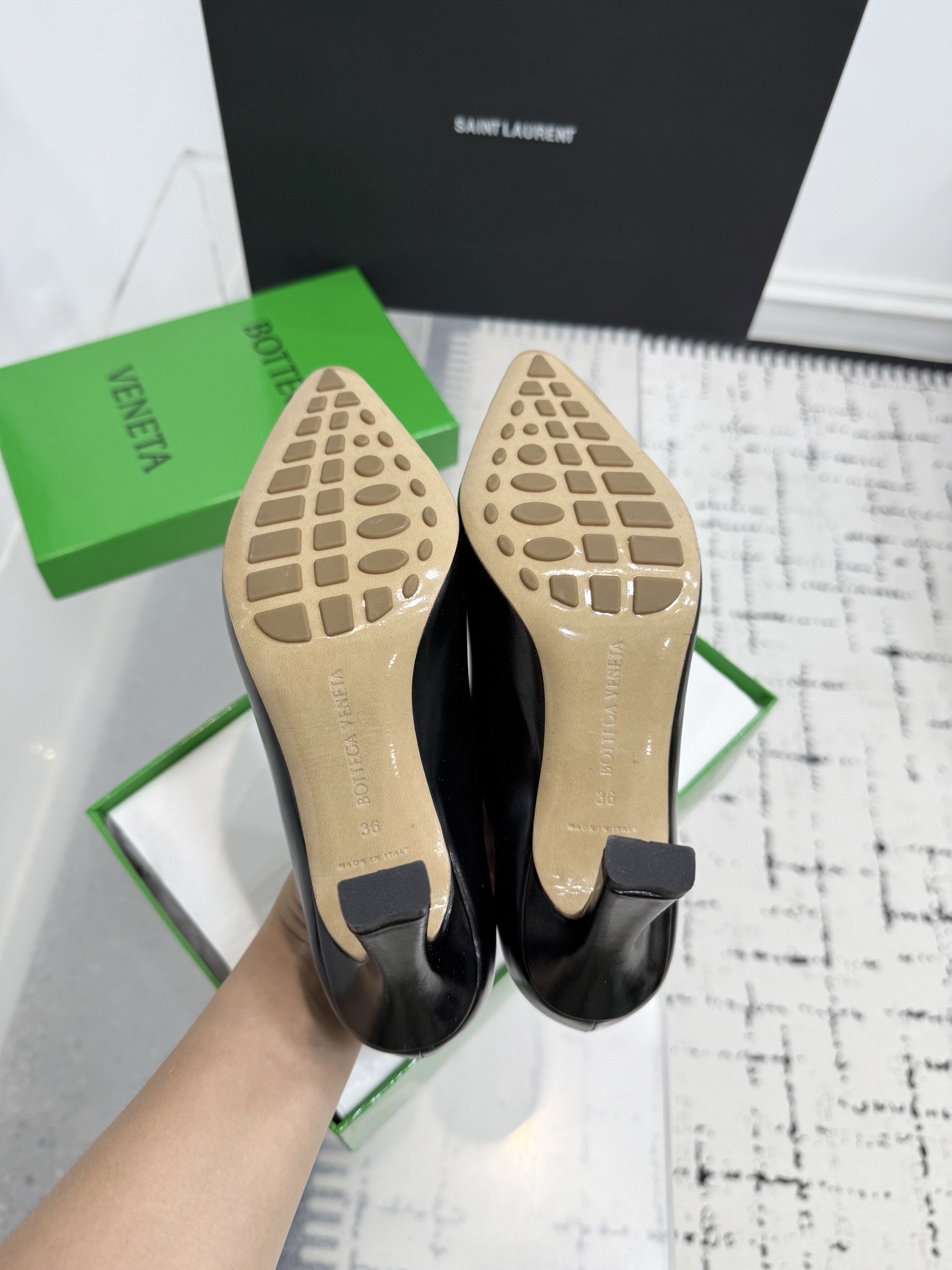 Туфли женские в стиле Bottega Veneta Sofia с глубоким вырезом чёрного цвета