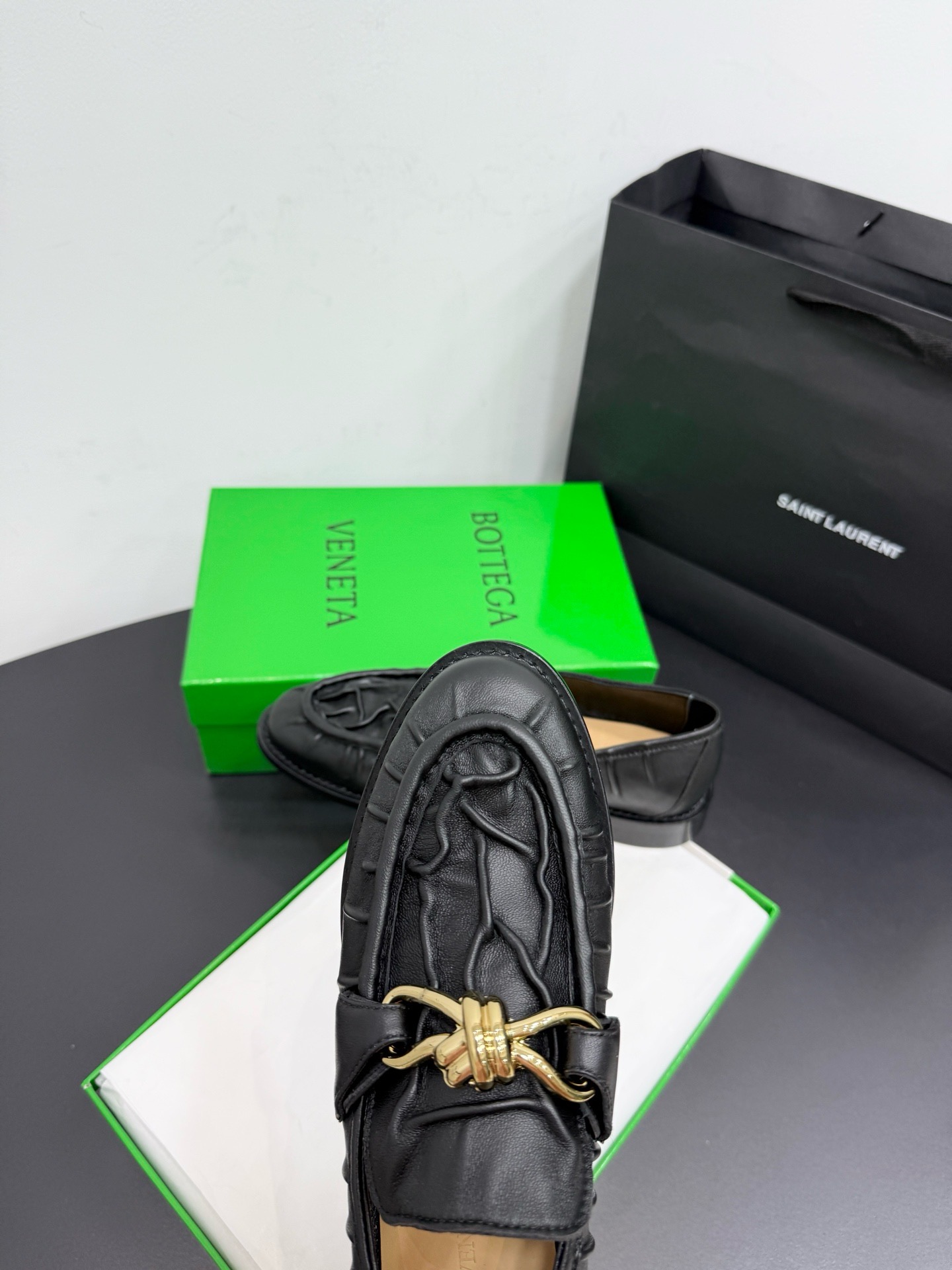 Лоферы женские Bottega Veneta Astaire с металлическим декором черного цвета