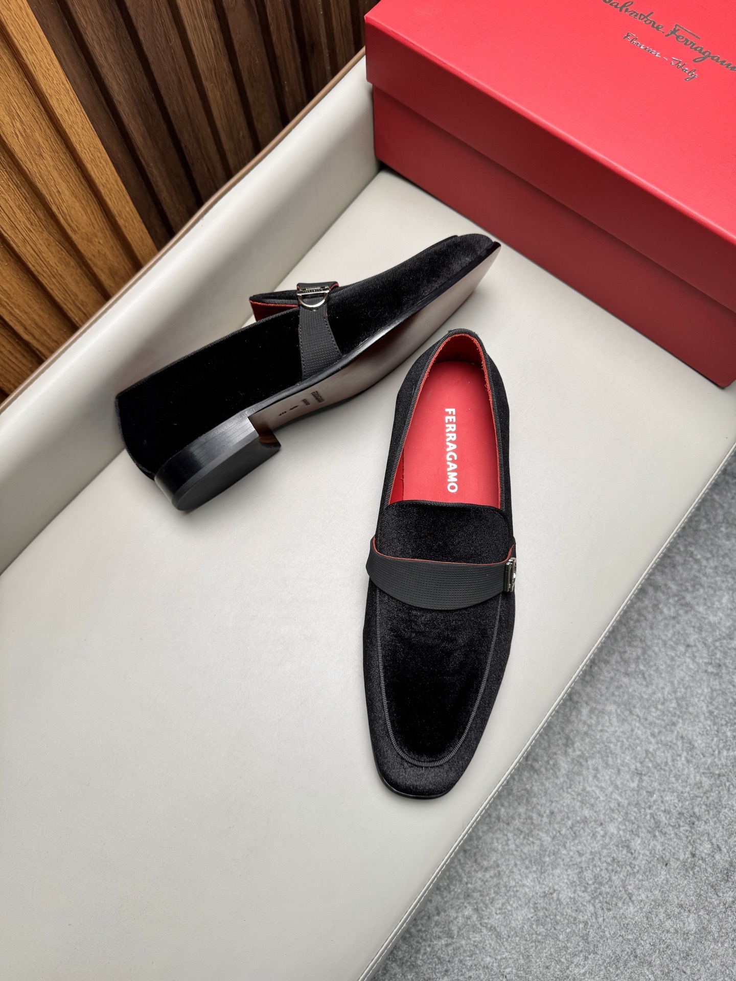 Лоферы мужские в стиле Ferragamo Gancini черного цвета