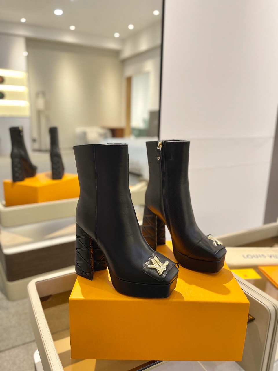 Ботильоны Louis Vuitton Platform Ankle Boot черного цвета