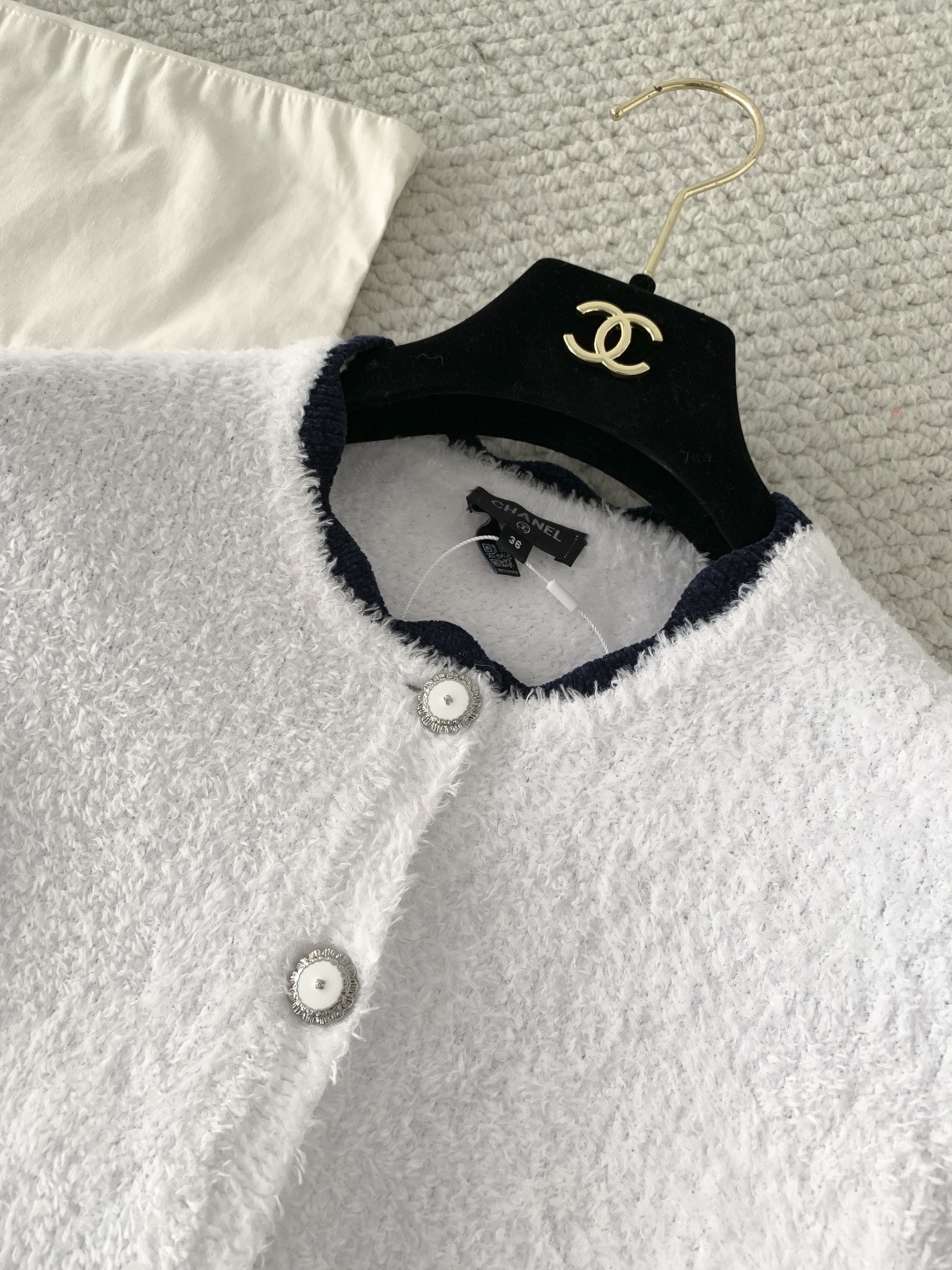 Кардиган женский в стиле Chanel белого цвета с контрастной отделкой