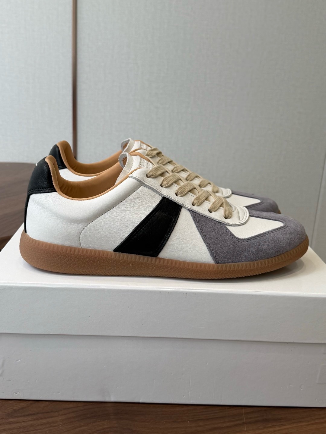 Кроссовки Maison Margiela Replica бело-серого цвета с чёрной вставкой