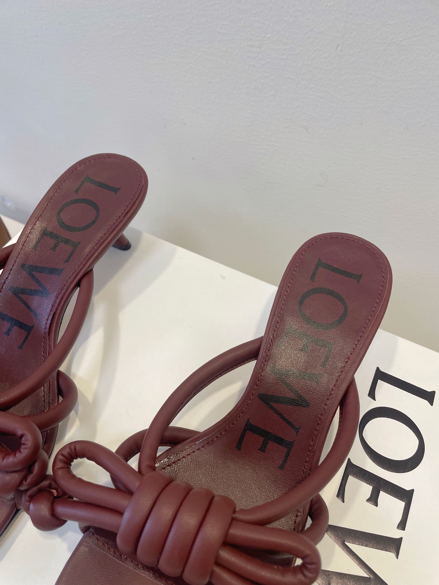 Мюли женские в стиле Loewe с узлом бордового цвета