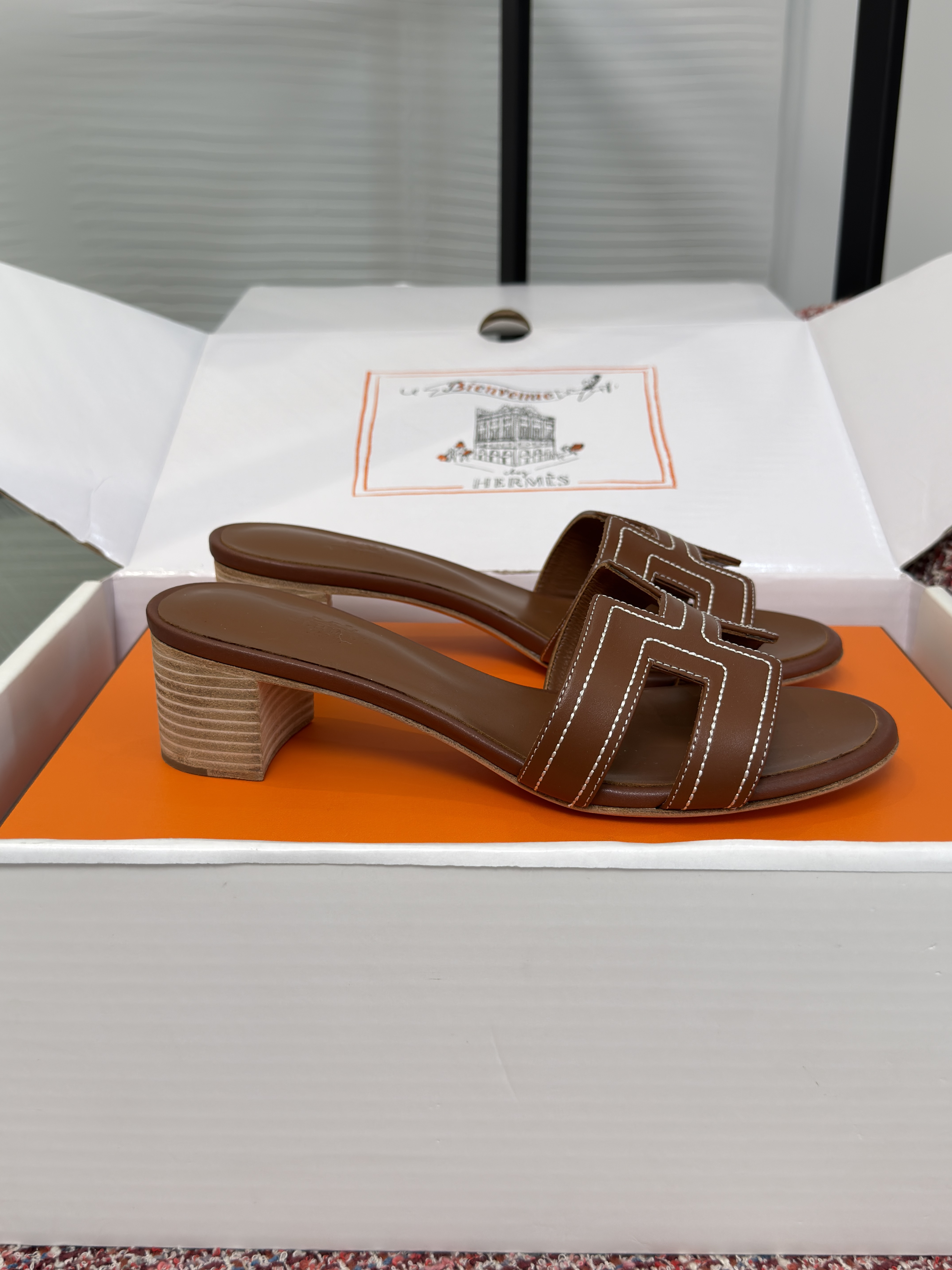 Шлёпанцы женские Hermès Oran коричневого цвета на каблуке