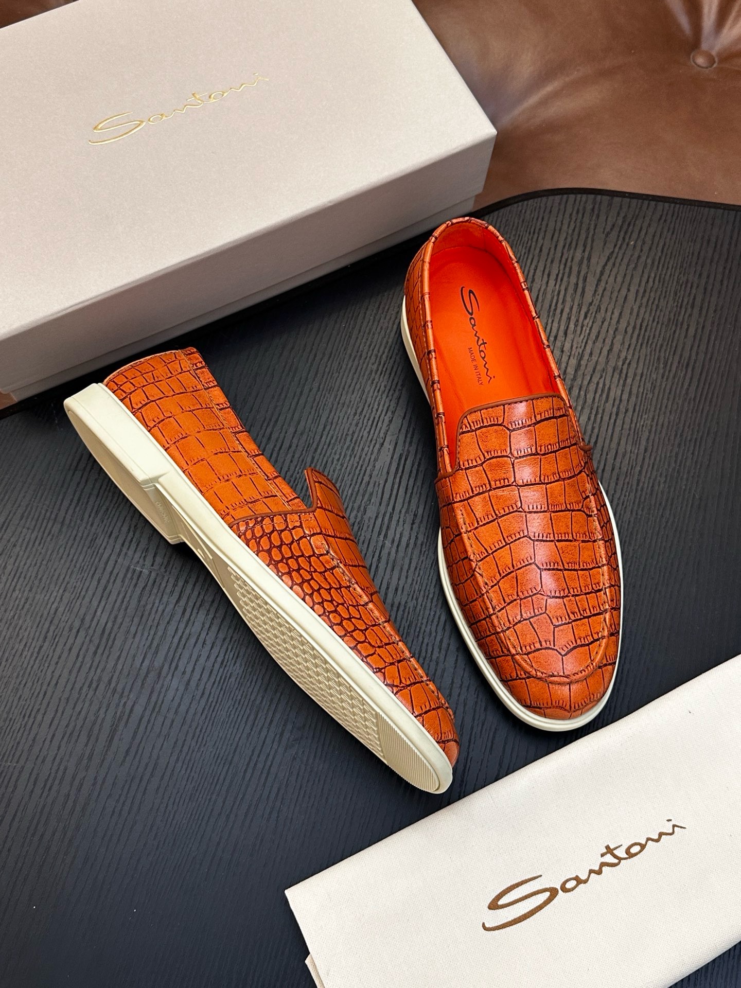 Лоферы мужские в стиле Santoni с фактурным тиснением оранжевого цвета