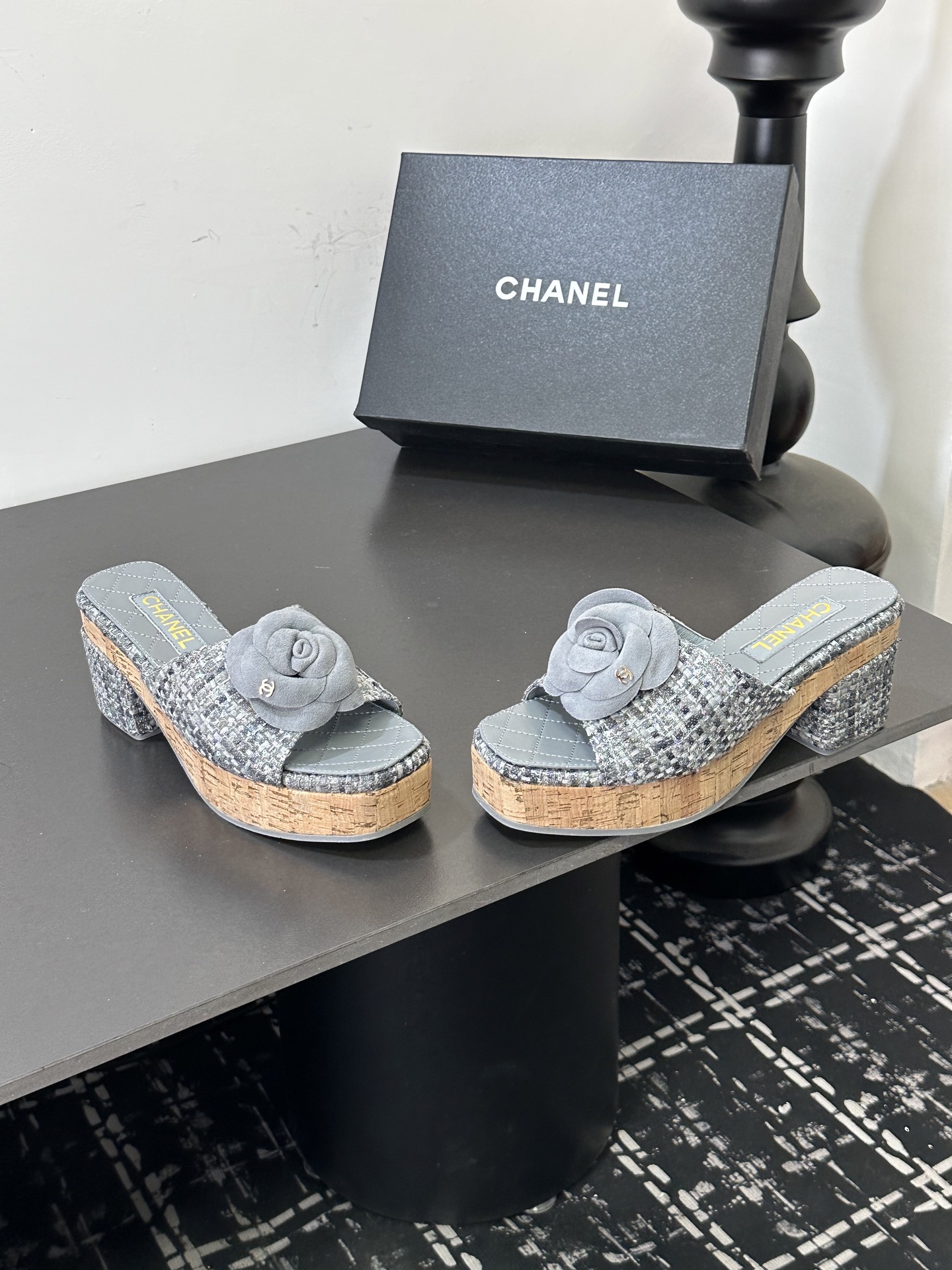 Мюли женские в стиле Chanel с цветком камелии голубого цвета