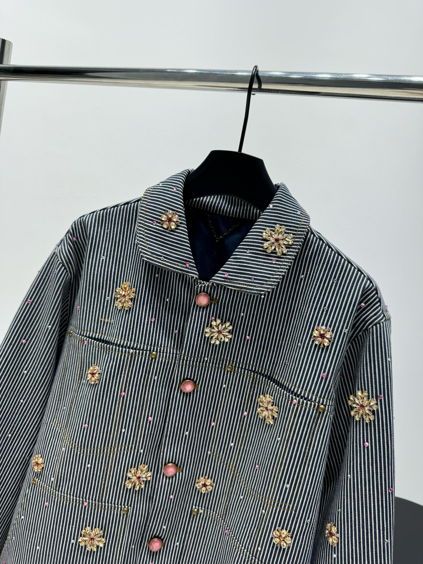 Жакет женский в стиле Loewe из хлопковой ткани серого цвета с полоской и декоративной вышивкой