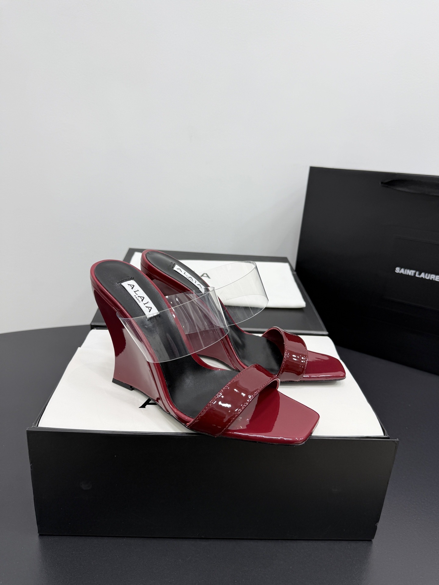 Босоножки женские в стиле Alaïa красного цвета