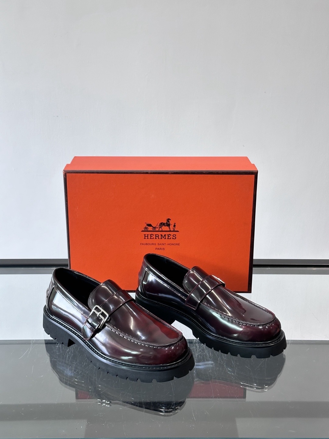 Лоферы мужские в стиле Hermes из лакированной кожи бордового цвета