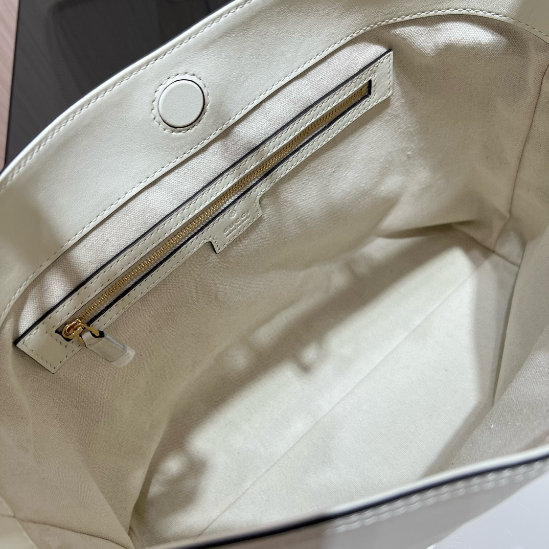 Сумка женская в стиле Gucci Beatrix из натуральной кожи молочно-белого цвета с декоративной пряжкой