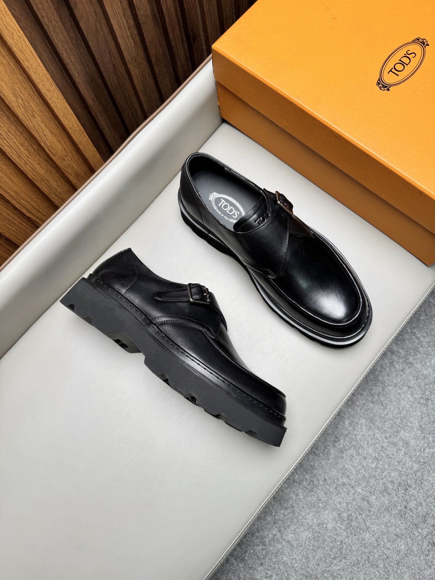 Лоферы мужские в стиле Tod’s черного цвета с пряжкой на массивной подошве